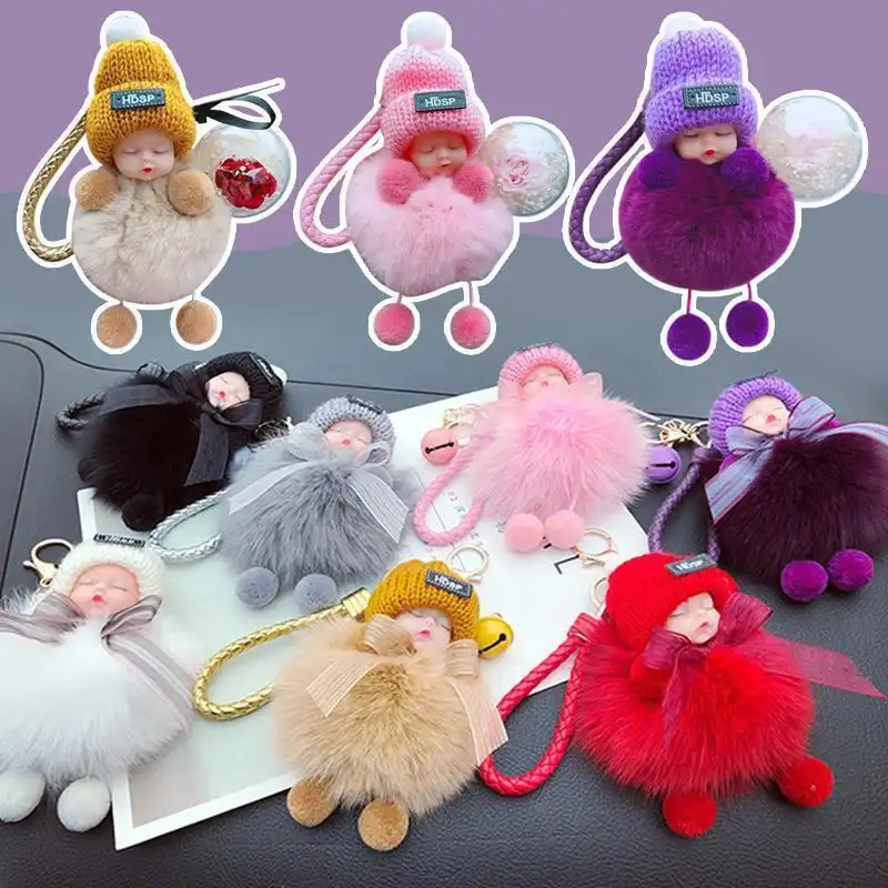 Linda muñeca de felpa de simulación entrecerrada